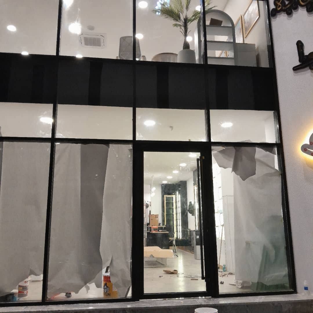 واجهة محل زجاجية قيد التنفيذ - شركة إزاريا